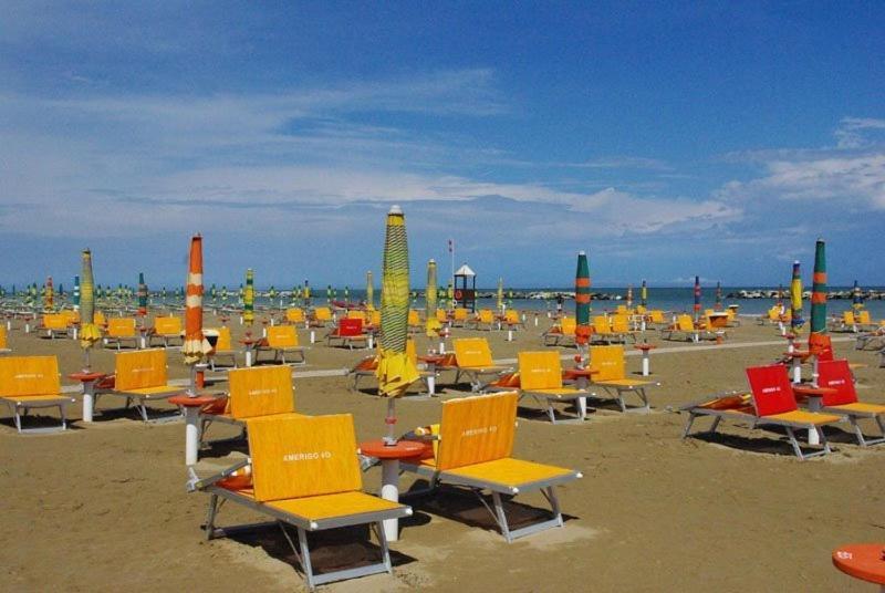 Hotel Holiday Beach Viserbella di Rimini Esterno foto