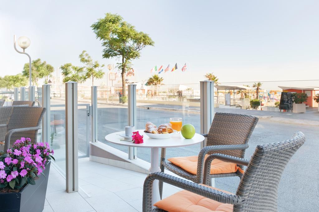 Hotel Holiday Beach Viserbella di Rimini Esterno foto