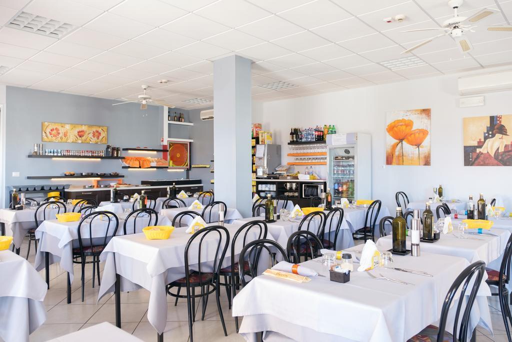 Hotel Holiday Beach Viserbella di Rimini Esterno foto
