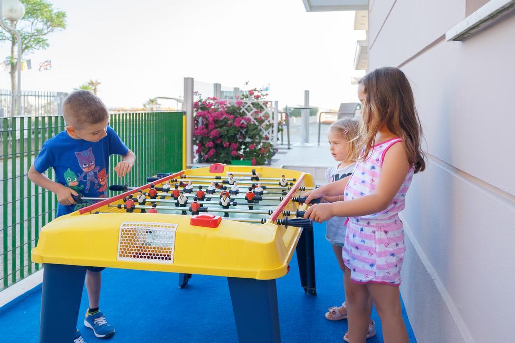 Hotel Holiday Beach Viserbella di Rimini Esterno foto