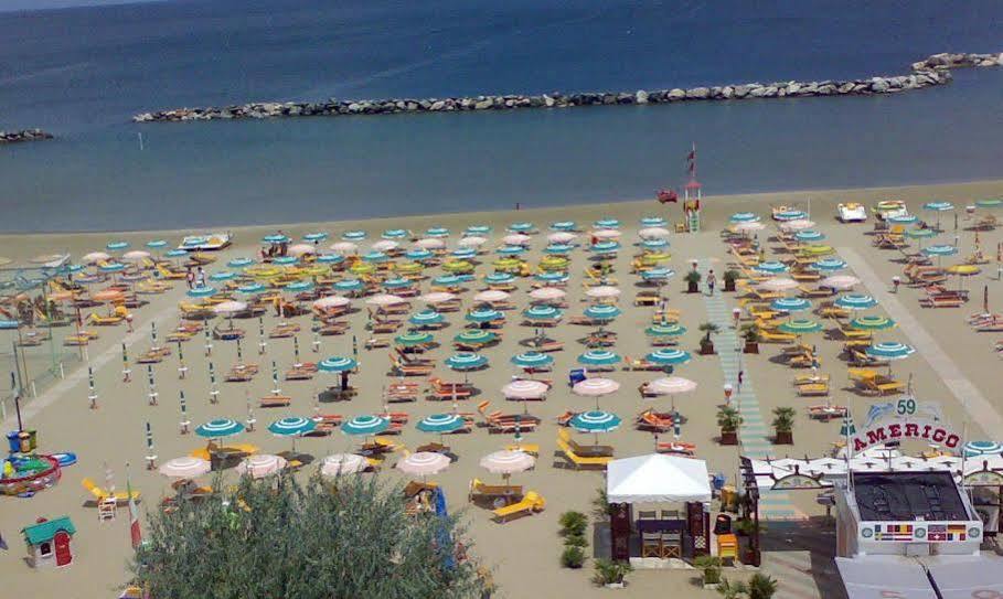 Hotel Holiday Beach Viserbella di Rimini Esterno foto